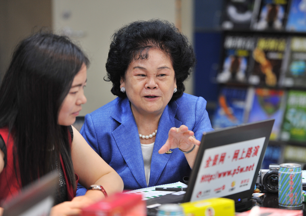 金嗓子控股集团有限公司董事长兼非执行董事---江佩珍 女士   在回答网上投资者提问