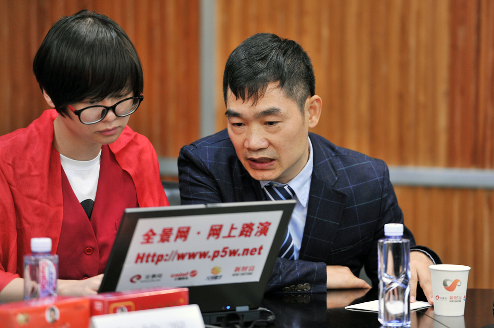 金嗓子控股集团有限公司执行董事兼副总经理---何锦强 先生   在回答网上投资者提问