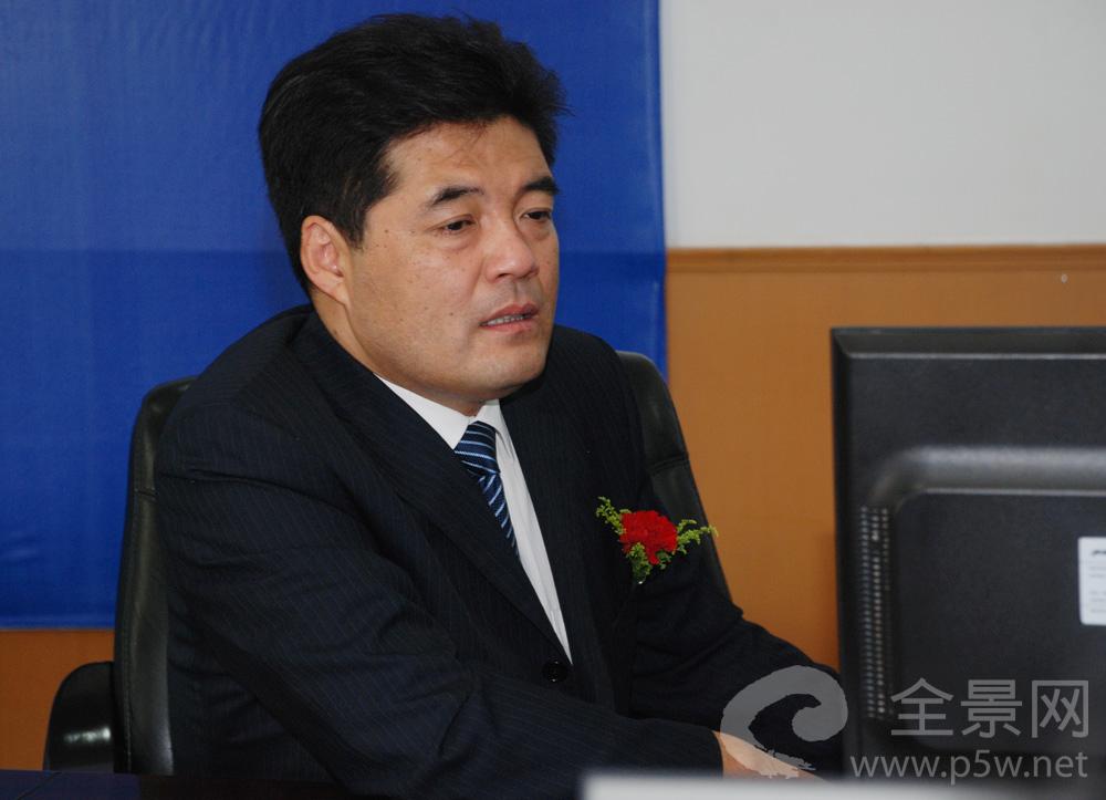 中国长江电力股份有限公司党委书记、副总经理——马振波先生   在回答网上投资者提问